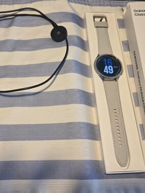Samsung Galaxy Watch Classic - Light Gray Strap, Silver Case